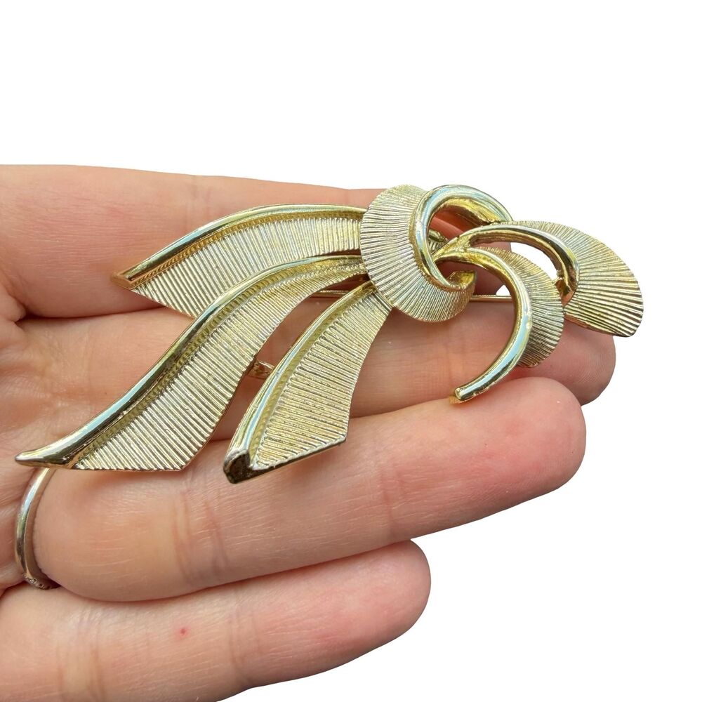 Vintage Jewelry Gold Tone Lisner Ribbon Brooch Pin